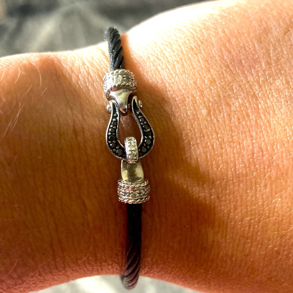 Stainless steel woman’s cable wire bracelet with accented toggle.